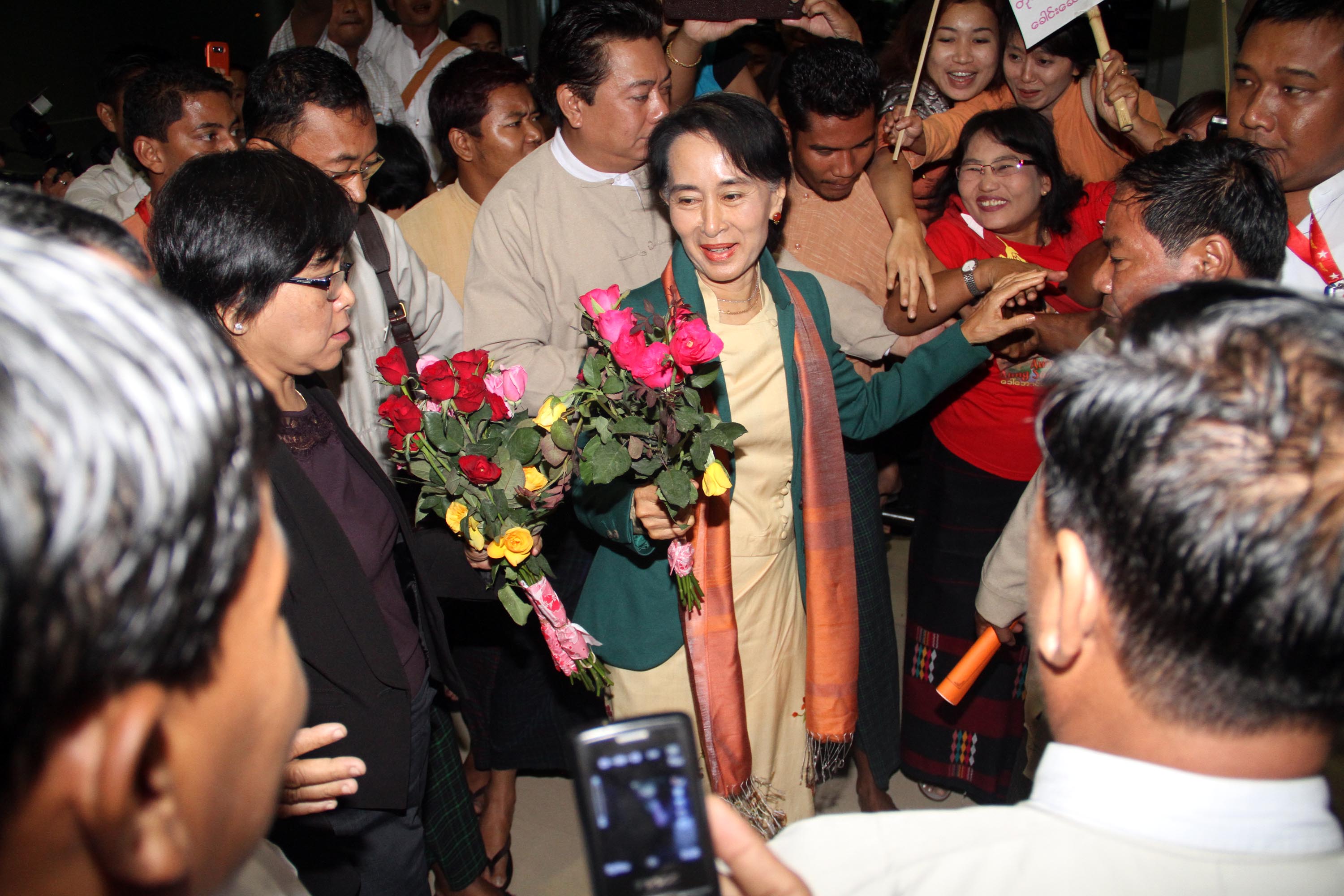 ေဒၚေအာင္ဆန္းစုၾကည္ ရန္ကုန္ေလဆိပ္ကုိ ျပန္လည္ေရာက္႐ွိ