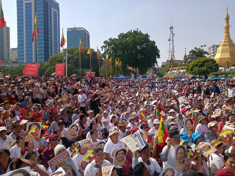 ဒေါ်အောင်ဆန်းစုကြည်ကို အားပေးထောက်ခံနေကြသည့် ရန်ကုန်မြို့က လူပင်လယ်မြင်ကွင်း 