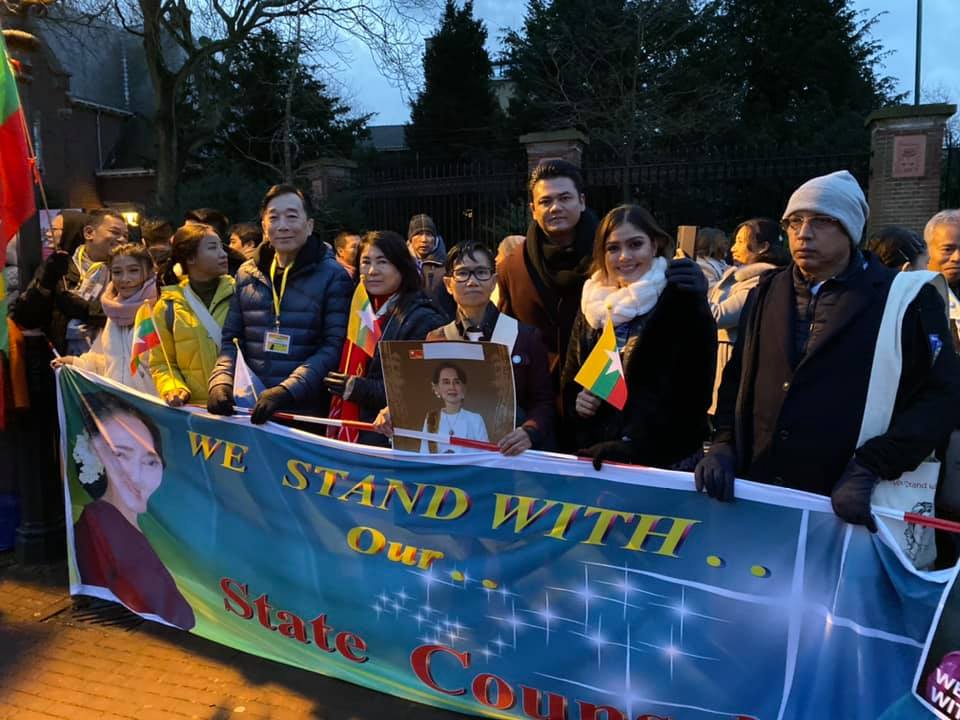 သည်ဟိဟ်မြို့သို့ သွားရောက်ပြီး ဒေါ်အောင်ဆန်းစုကြည်ကို ဝန်းရံအားပေးကြသည့် မြန်မာများ