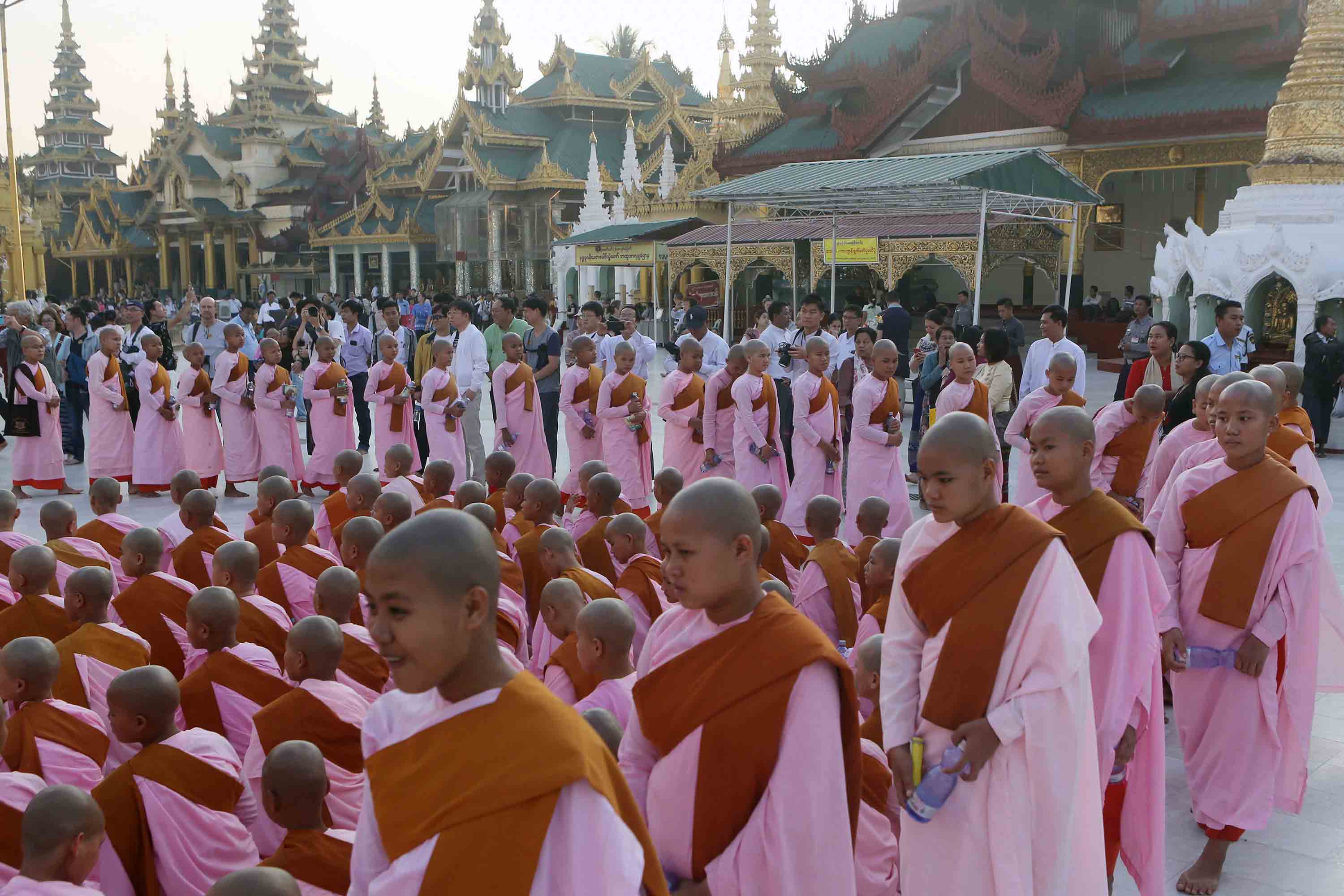 ICJ တရားရုံးအမှု၌  မြန်မာနိုင်ငံအတွက် ရလဒ်ကောင်းရစေရန် ရွှေတိဂုံဘုရားတွင်ဆုတောင်း