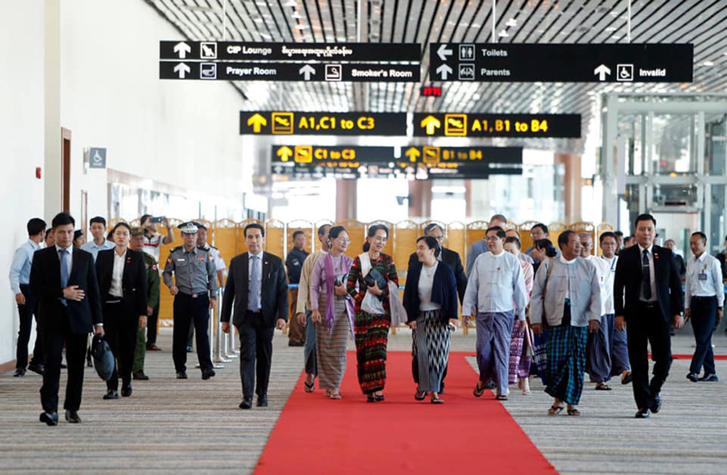 နေပြည်တော်လေဆိပ်သို့ ပြန်ရောက်လာသည့် ဒေါ်အောင်ဆန်းစုကြည် (ဓာတ်ပုံ)