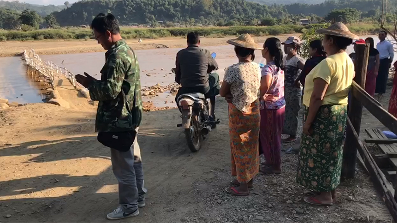 ဖားကန့်တွင် ကိုယ်ထူကိုယ်ထတံတား ဖျက်ခိုင်းပြီး တံတားသစ်ဆောက်မည့်အပေါ် ဒေသခံများ ကန့်ကွက်
