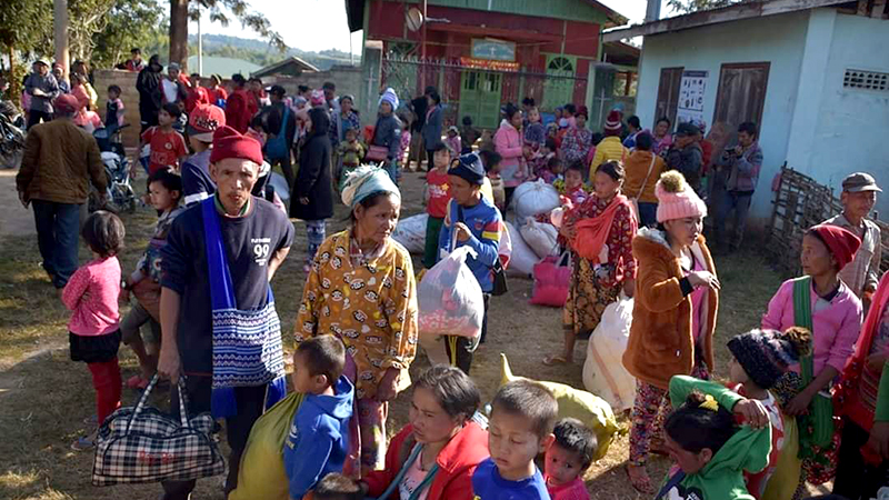လားရှိုးတွင် ရွာအနီး လက်နက်ကြီးကျ၍ လူ ၅၀၀ ကျော် အီနိုင်းရွာသို့ တိမ်းရှောင်လာ