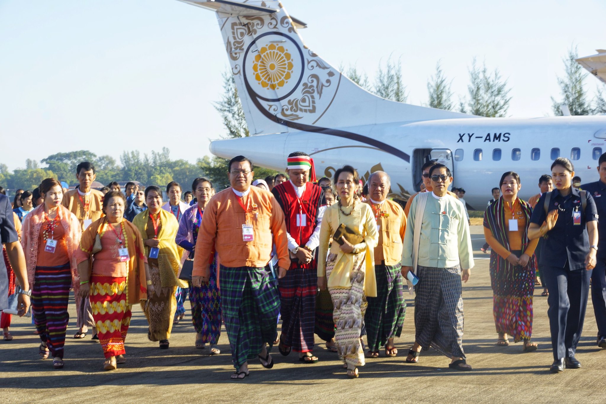 နိုင်ငံတော်၏အတိုင်ပင်ခံပုဂ္ဂိုလ် ပုသိမ်လေဆိပ်သို့ရောက်ရှိ (ဓာတ်ပုံ)