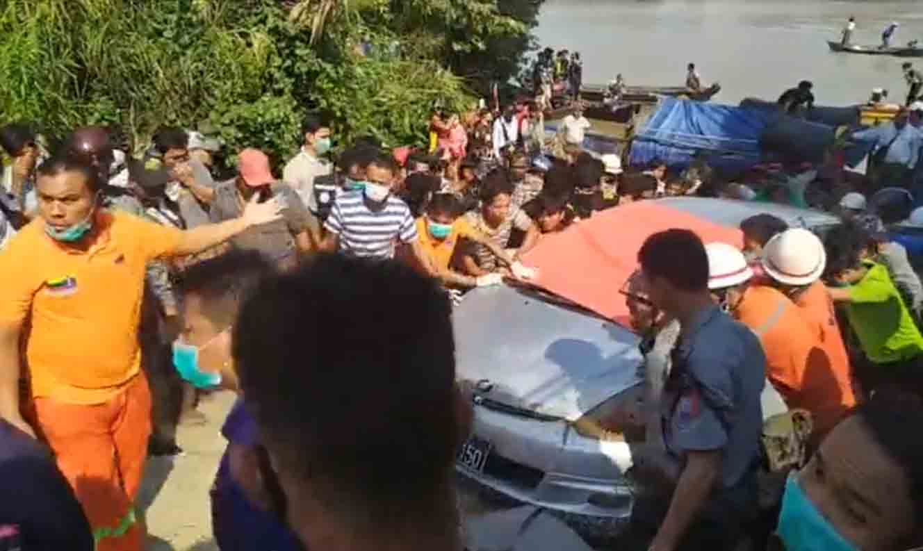 ထူးဆန်းစွာပျောက်ဆုံးနေသည့် မော်လမြိုင်က ဆရာဝန်သားအဖ စီးသွားသည့်ကားကို မြစ်ထဲက ဆယ်ယူ