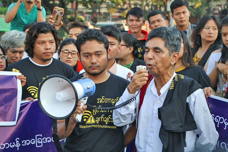 ရခိုင်ပြည်နယ်တွင် အင်တာနက် ဖြတ်တောက်မှု ရပ်တန့်ပေးရန် ဆန္ဒပြတောင်းဆို