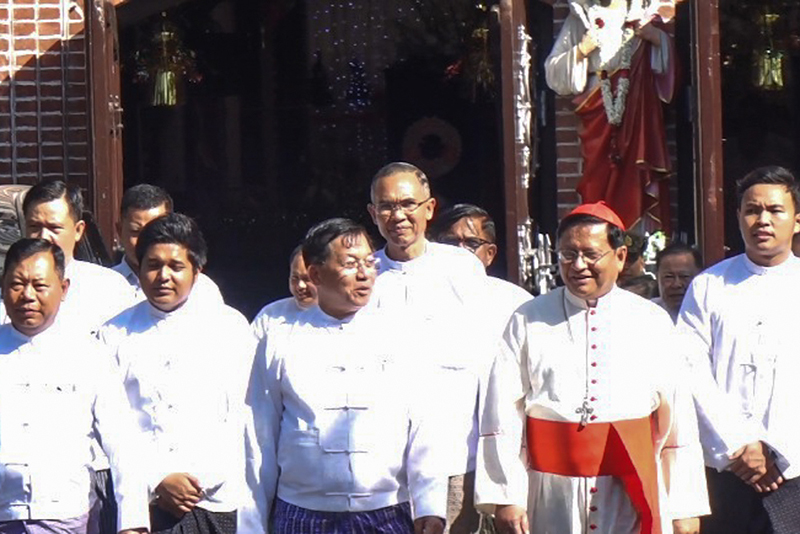 ခရစ္စမတ်ဆုတောင်း မိတ်ဆုံစားပွဲ ဗိုလ်ချုပ်မှူးကြီး တက်ရောက် (ဓာတ်ပုံ)