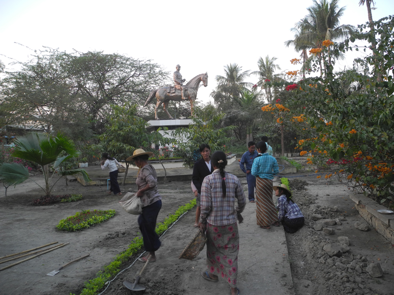 ဗိုလ္ခ်ဳပ္ေမြးေန့အမီ ဗိုလ္ခ်ဳပ္ေၾကး႐ုပ္ ျပင္ဆင္