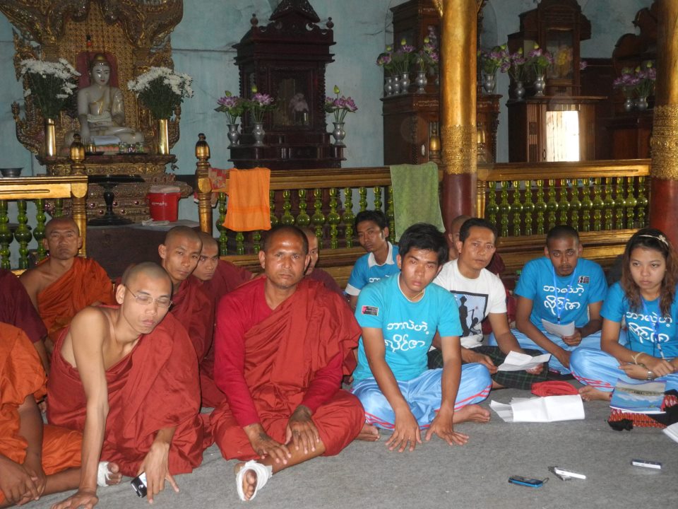 လုိင္ဇာ ျငိမ္းခ်မ္းေရးလမ္းေလွ်ာက္အဖြဲ့ သတင္းစာ႐ွင္းလင္းပြဲ (ဓာတ္ပံု)