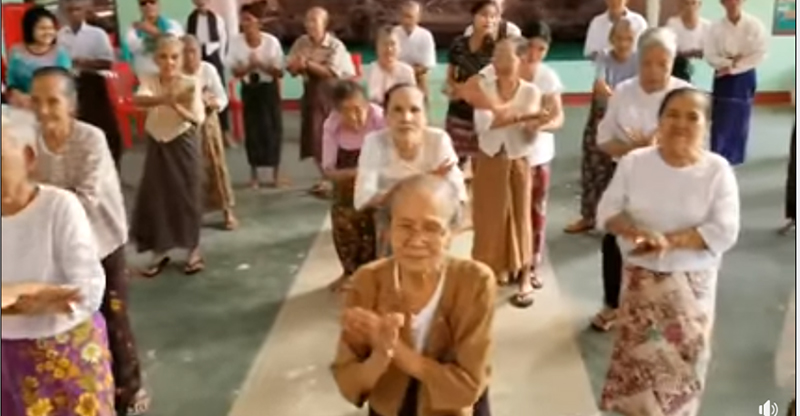'မမကိုယ်တိုင် က' သီချင်းဖြင့် အကတိုက်နေသည့် ဘိုးဘိုး ဘွားဘွားများရုပ်သံ လူကြိုက်များ