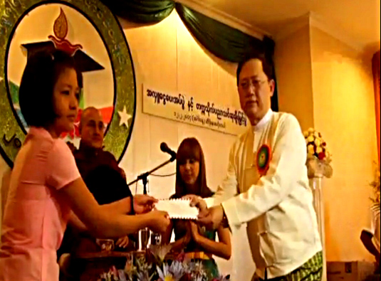 တကၠသိုလ္ေက်ာင္းသား ၂၀၀ ေက်ာ္ကုိ ေ႐ြွႊပါရမီေဖာင္ေဒး႐ွင္းက ပညာသင္ဆုေပးအပ္