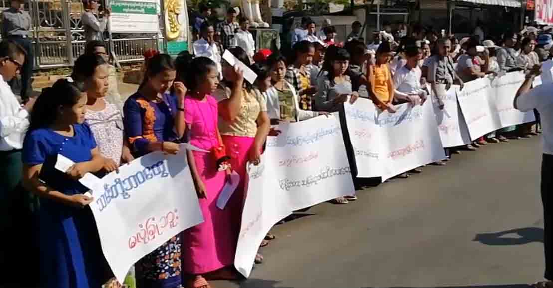 သက်ငယ်မုဒိမ်းကြံစည်မှုကိစ္စ ဖြေရှင်းမပေးသဖြင့် ကော့သောင်းမြို့ခံများဆန္ဒပြ