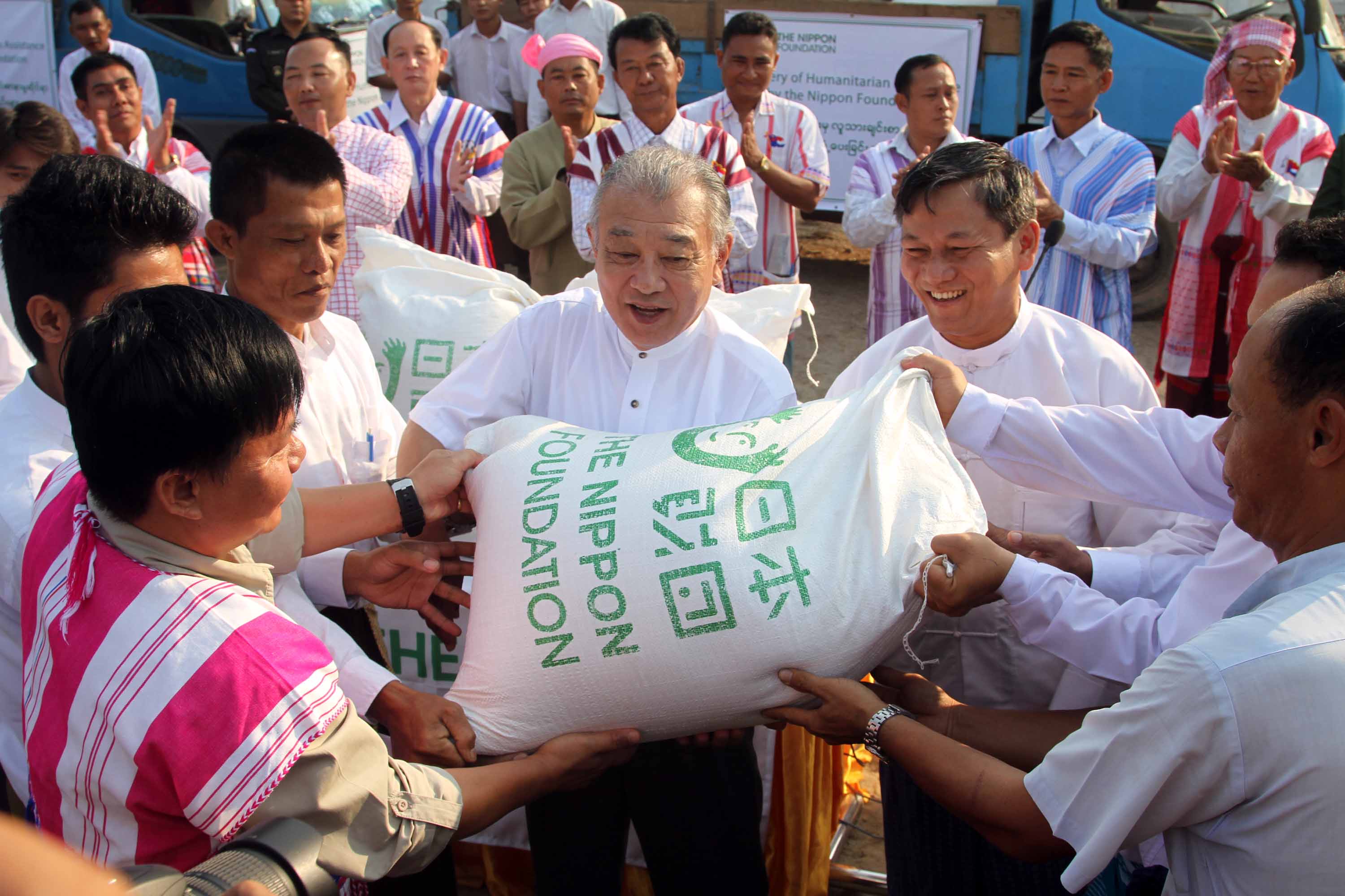 ကရင္စစ္ေဘးဒုကၡသည္မ်ားကုိ ဂ်ပန္က ဆန္အိတ္မ်ား လႉဒါန္း