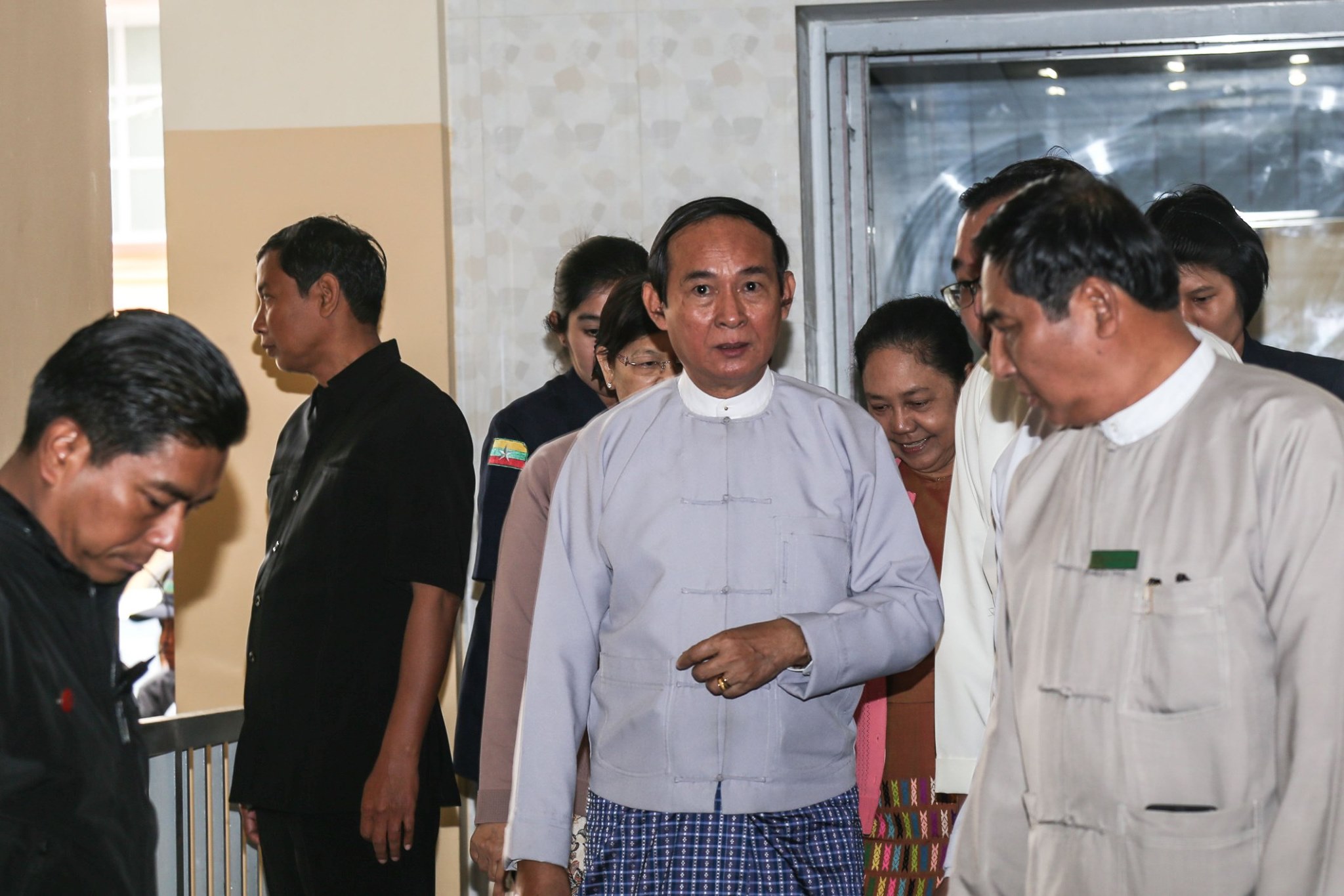 ဆေးရုံတင်ထားရသည့် မန္တလေးတိုင်းဝန်ကြီးချုပ်ကို သမ္မတနှင့်ဇနီး တွေ့ဆုံအားပေး