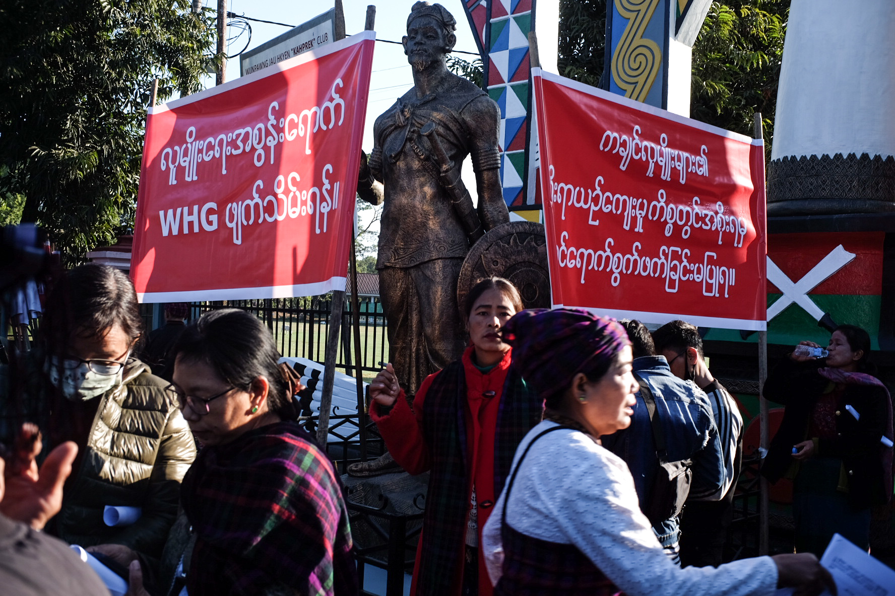 မနောကွင်းရှေ့တွင် အစိုးရအား ဆန္ဒပြ