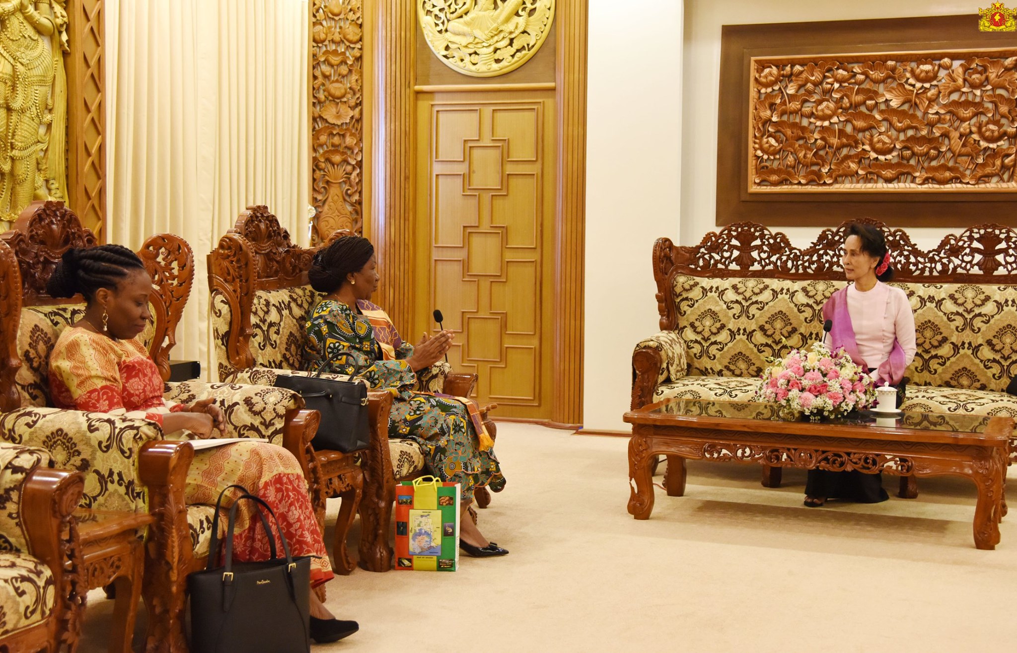 အတိုင်ပင်ခံပုဂ္ဂိုလ် ဒေါ်အောင်ဆန်းစုကြည် ဂါနာသံအမတ်ကြီးနှင့် တွေ့ဆုံ