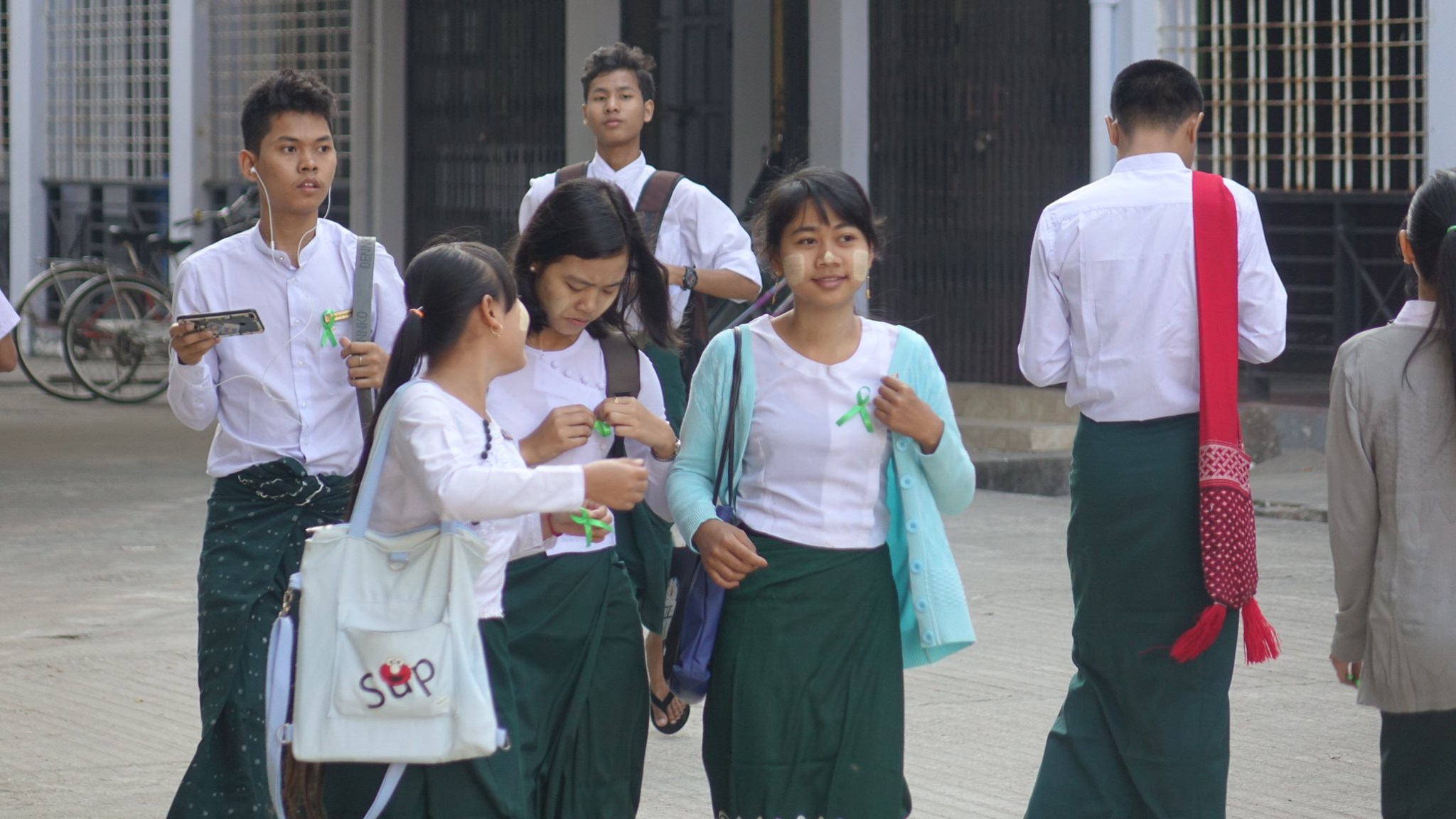 စာသင်ကာလတိုးမြှင့်မှုကို ကန့်ကွက်သည့်အနေဖြင့် ဖဲကြိုးစိမ်းလှုပ်ရှားမှုပြုလုပ်