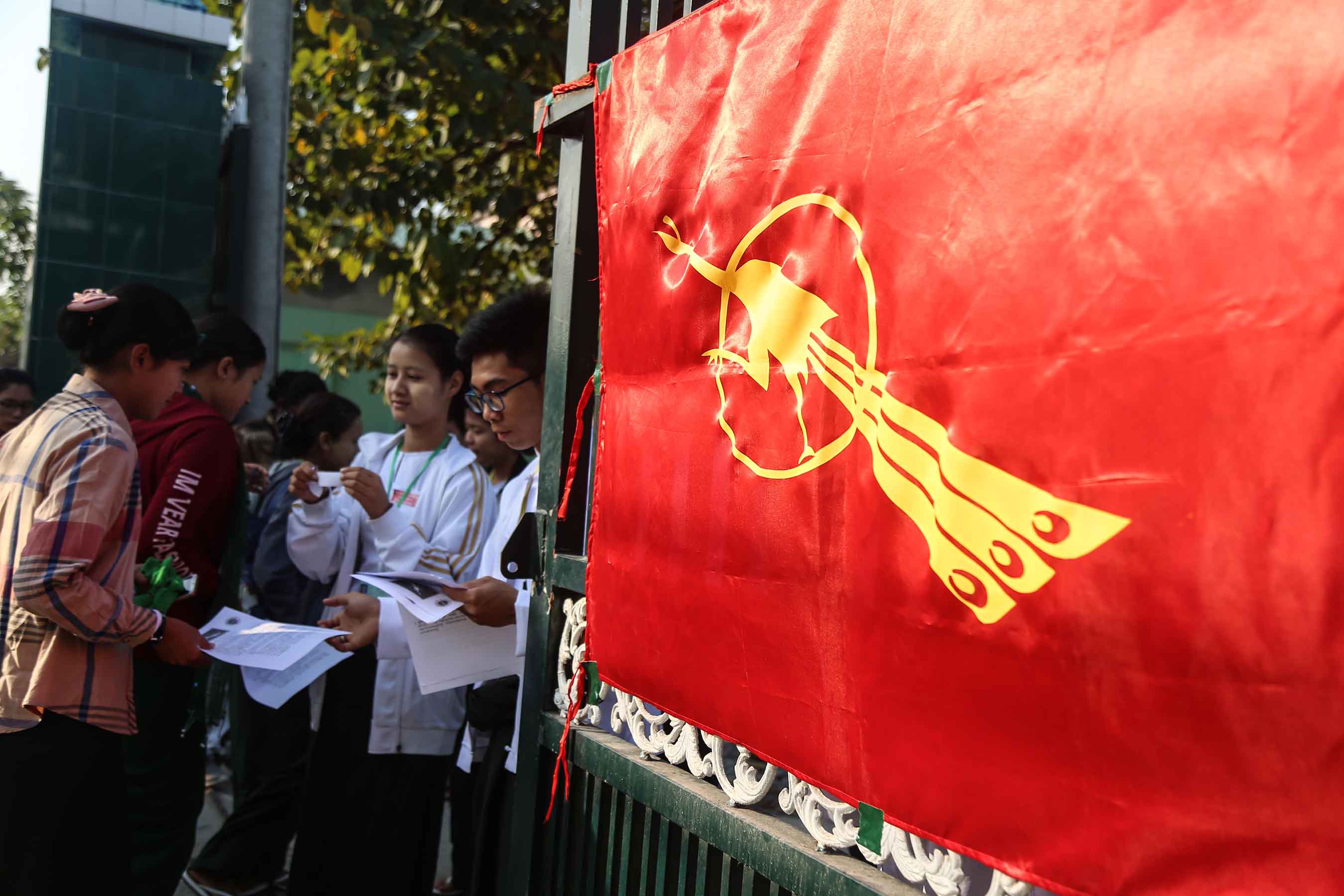 မန္တလေး ပညာရေးကောလိပ် ကျောင်းသားများသမဂ္ဂ ဖဲကြိုးစိမ်းကမ်ပိန်း ပြုလုပ် (ဓာတ်ပုံ)