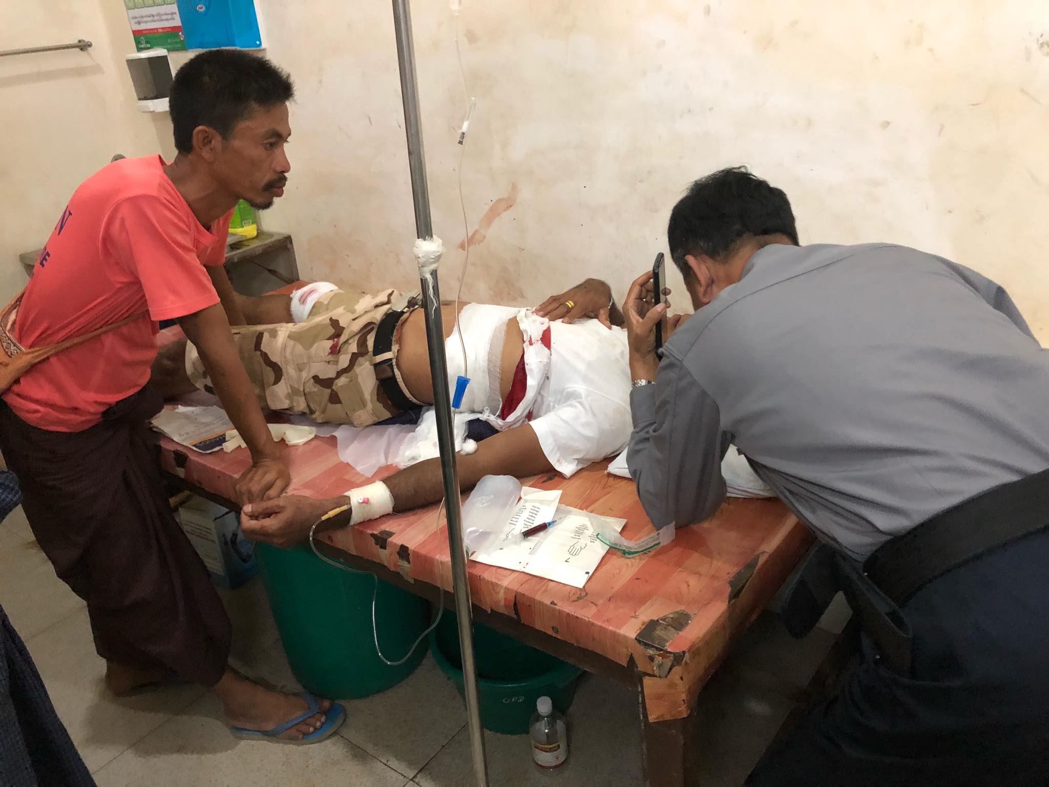 ရေးမြို့နယ်‌ နေအိမ်တလုံး၌ အမျိုးသား ၁ ဦးအား ပြောက်ကျားဝတ် ၂ ဦးက သေနတ်ဖြင့်ပစ်ခတ်