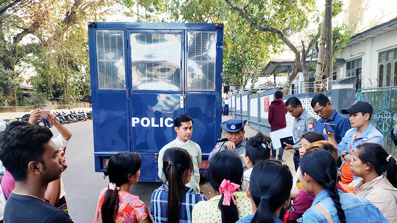 ဧရာဝတီတိုင်း ဝန်ကြီးချုပ်နှင့် တွေ့ခွင့်ရရေး ကန်ကြီးထောင့်အလုပ်သမား ၂၅၀ ကျော် တောင်းဆို