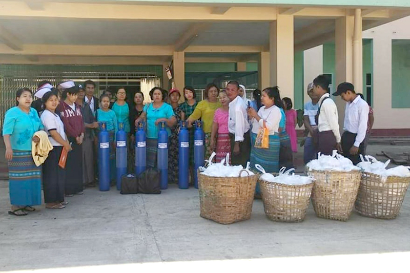 ပျံကျစျေးသည်များက အိမ်မဲဆေးရုံတွင် ထမင်းထုပ်နှင့်အောက်ဆီဂျင်ဘူးများ လှူဒါန်း