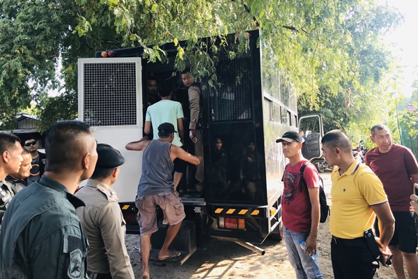 ဖူးကက်တွင် ကြက်တိုက်လောင်းကစားသည့်  မြန်မာအလုပ်သမား ၃၀ ဖမ်းဆီးခံရ 