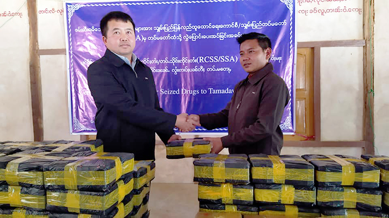 ရှမ်းပြည်တပ်မတော်က ဖမ်းဆီးထားသည့် မူးယစ်ဆေးများ လွှဲပြောင်းပေးအပ်