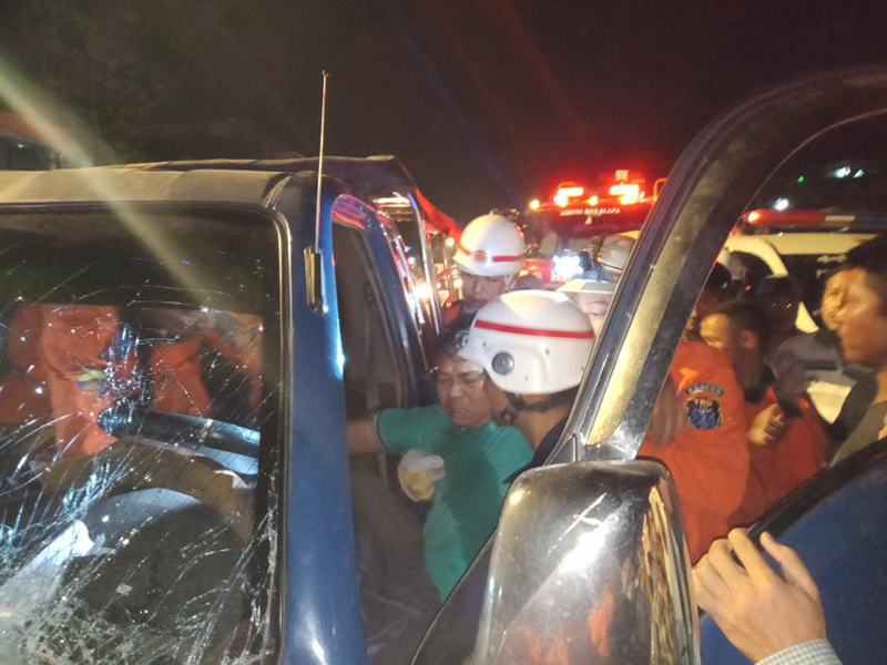 ယာဉ်တိုက်မှုဖြစ်ပွားပြီး ကားထဲညပ်နေသည့် ယာဉ်မောင်းကို မီးသတ်တပ်ဖွဲ့ ကယ်ထုတ် (ဓာတ်ပုံ)
