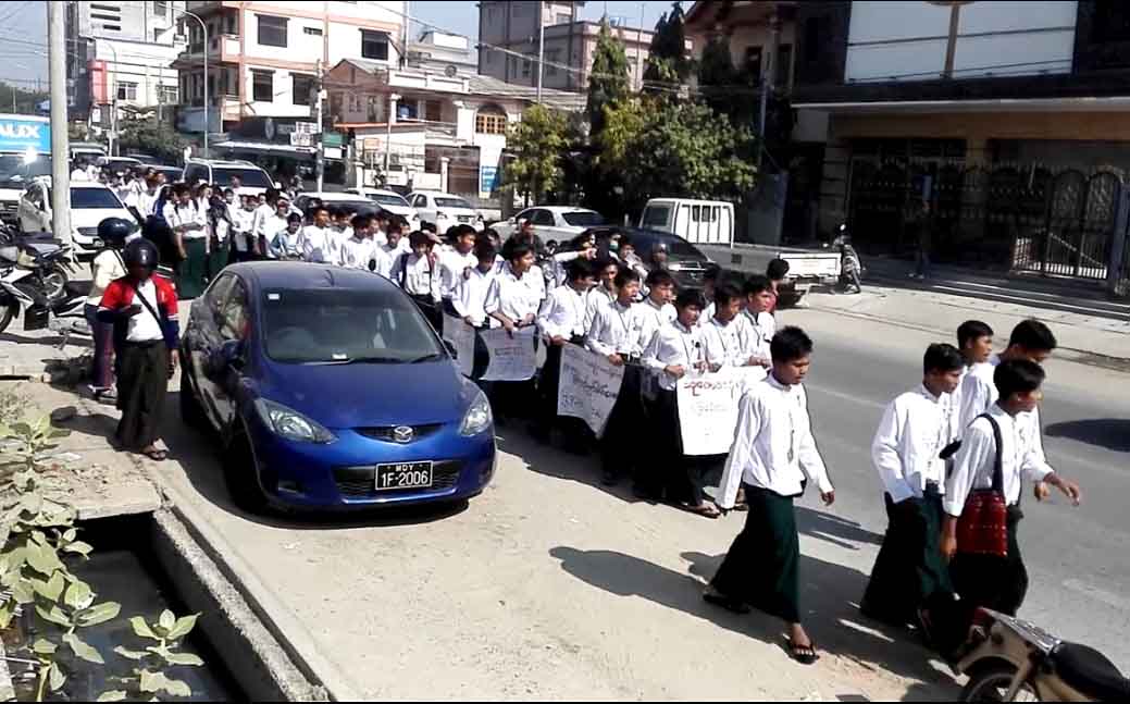 စာသင်ကာလ တိုးမြှင့်မှုကို မန္တလေးပညာရေးကောလိပ်ကျောင်းသားများ လမ်းလျှောက်ဆန္ဒပြ