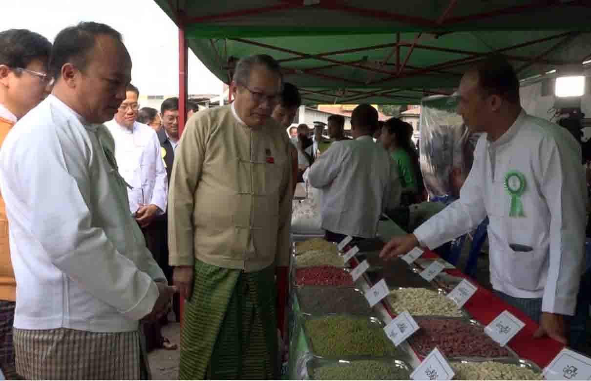 ခိုင်မာသည့်စျေးကွက်ဖြစ်ရေး အကောင်ထည်ဖော်ရန် မော်လမြိုင်ကုန်စည်ဒိုင်များကို ဝန်ကြီးချုပ် တိုက်တွန်း