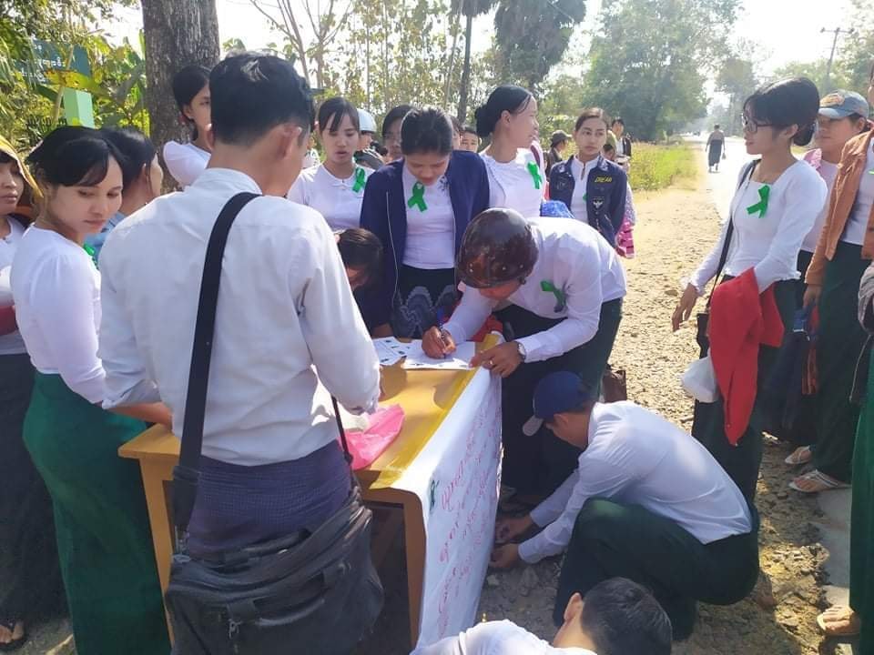 မြန်အောင် ဖဲကြိုးစိမ်းလှုပ်ရှားမှု ကျောင်းသားမိဘ ၄၀၀ ကျော် ပါဝင်လာ