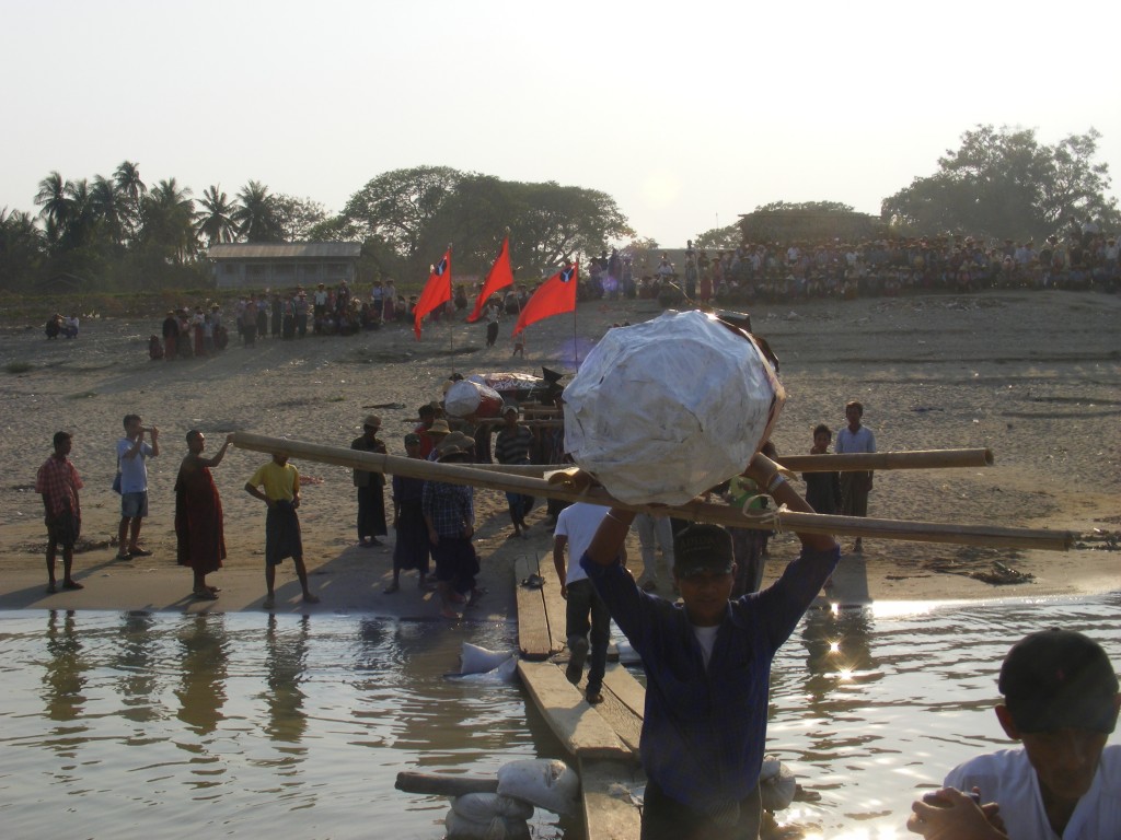 ေၾကးနီစီမံကိန္း ဖ်က္သိမ္းေရးနွင့္ မီးေလာင္ဗုံးတရားခံ အေရးယူေပးရန္ ဆနၵျပ