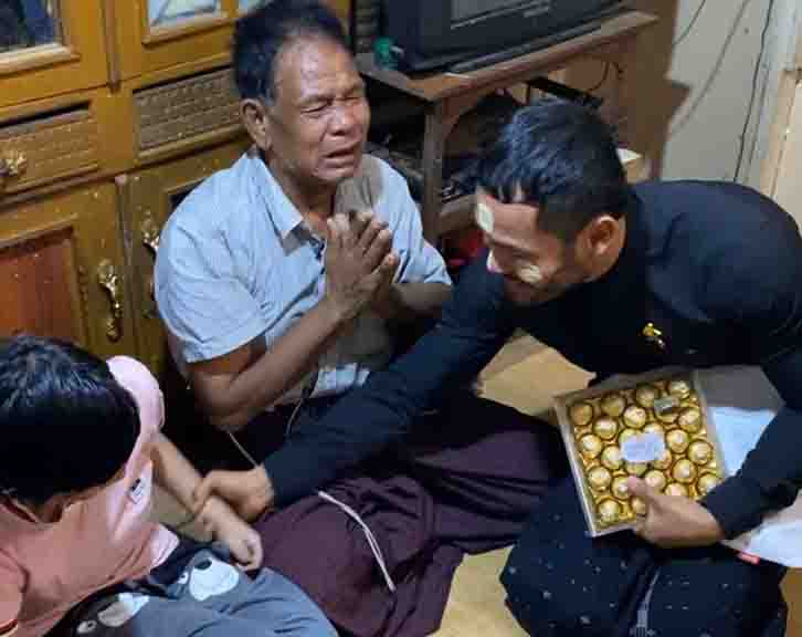 စည်ပင်က လိမ္မော်သီးတွေ ဖျက်ဆီးခံခဲ့ရသည့် ဈေးသည်အဘိုးအိုကို ဖိလစ်ပိုင်ဂေးမော်ဒယ်တွေ့ဆုံ အားပေး