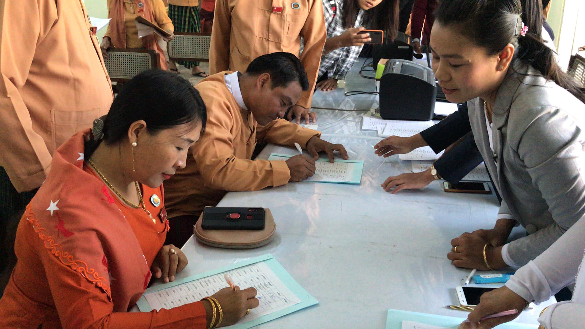 ဖွဲ့စည်းပုံပြင်ဆင်ရေး ဥပဒေကြမ်း ၂ ခုတင်သွင်းရန် လက်မှတ်များစတင်ကောက်ခံ