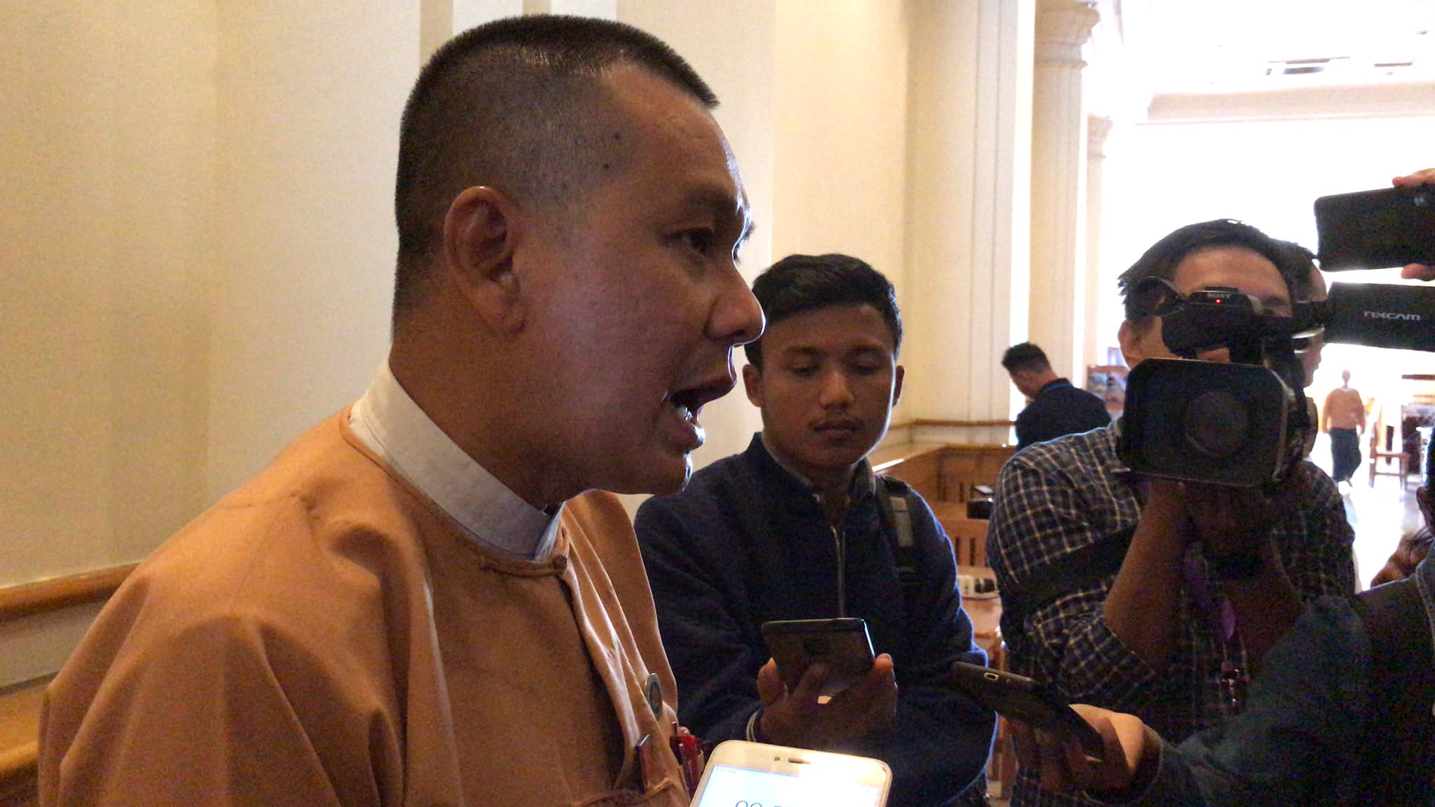 ကာကွယ်ရေးဦးစီးချုပ်သည် လက်နက်ကိုင်တပ်ဖွဲ့အားလုံး၏ အကြီးအကဲဆိုသည့် ပြဋ္ဌာန်းချက်ကို ဥပဒေမူကြမ်းတွင်ပယ်ဖျက်