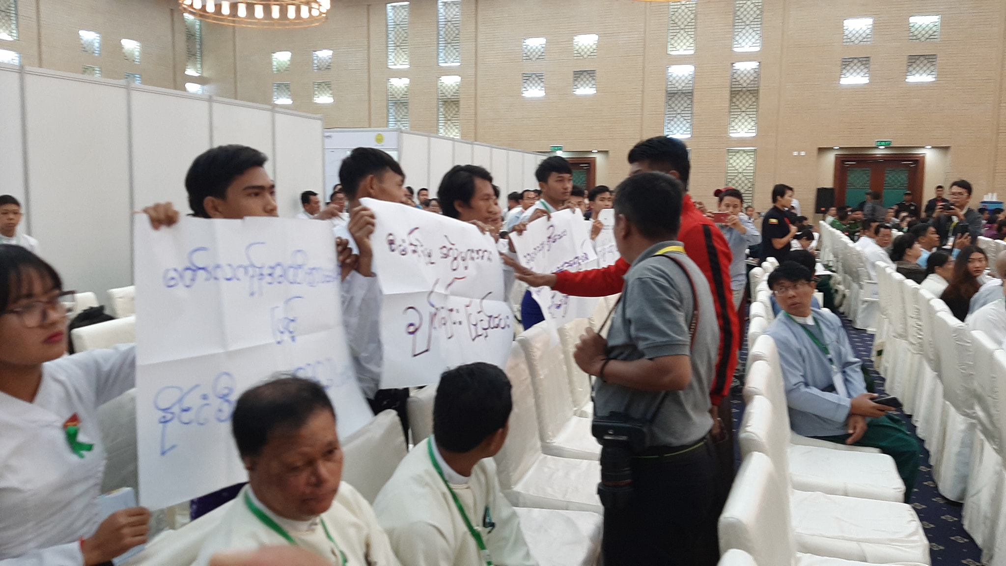 ဒေါ်အောင်ဆန်းစုကြည်မိန့်ခွန်းပြောစဉ် ကျောင်းသားအချို့ ဆန္ဒပြ