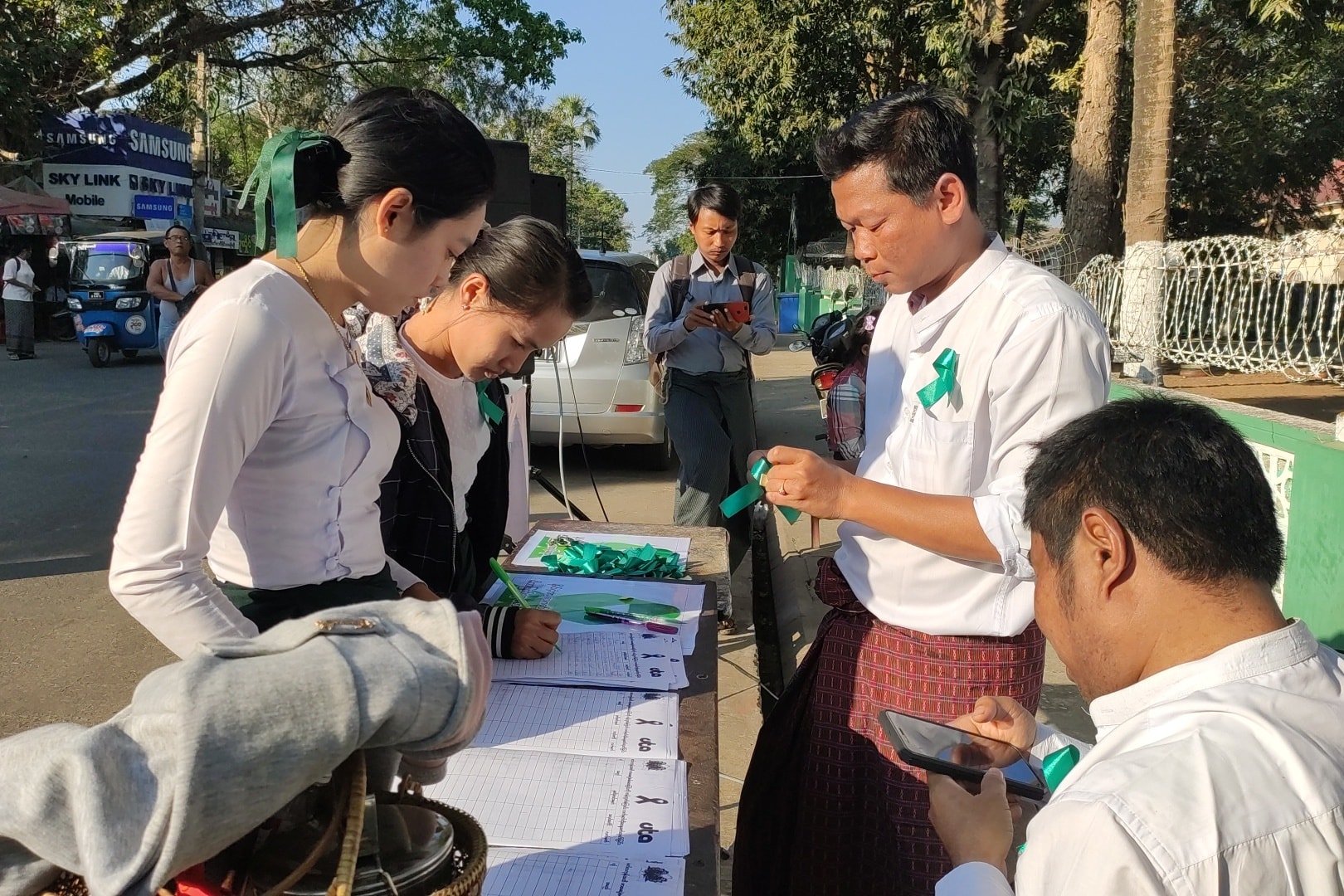 ပုသိမ်မြို့တွင် ဖဲကြိုးစိမ်းလှုပ်ရှားမှုပြုလုပ်၊ လူ ၂၀၀၀၀ ကျော် ဆန္ဒပြုလက်မှတ်ထိုးတောင်းဆို 