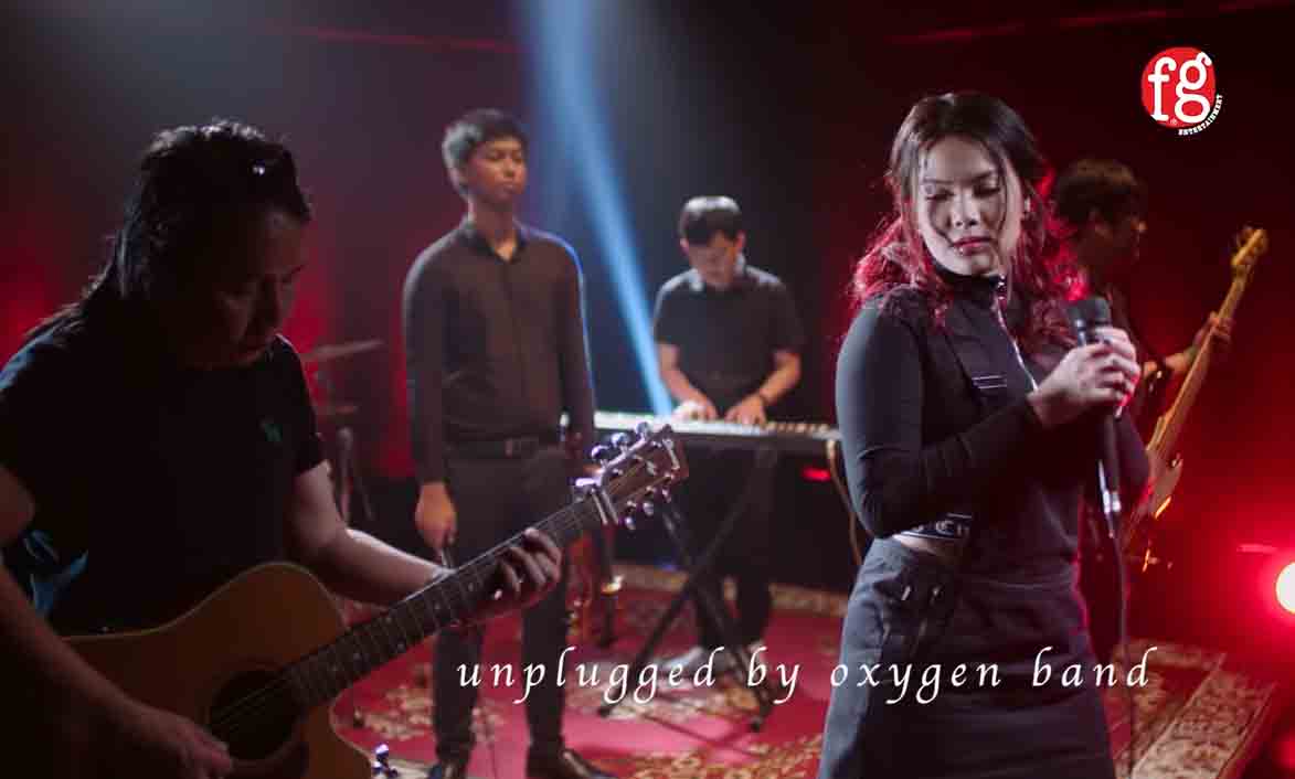 အွန်လိုင်းပေါ်နာမည်ကြီးနေသည့် နီနီခင်ဇော်သီချင်း ‘နှလုံးသွေး’(ရုပ်သံ)