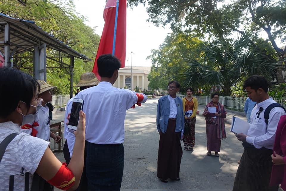  မန္တလေးတက္ကသိုလ်သပိတ်မှောက်ကျောင်းသားများနှင့် ဒုတိယပါမောက္ခချုပ်တို့ တွေ့ဆုံညှိနှိုင်းနေ