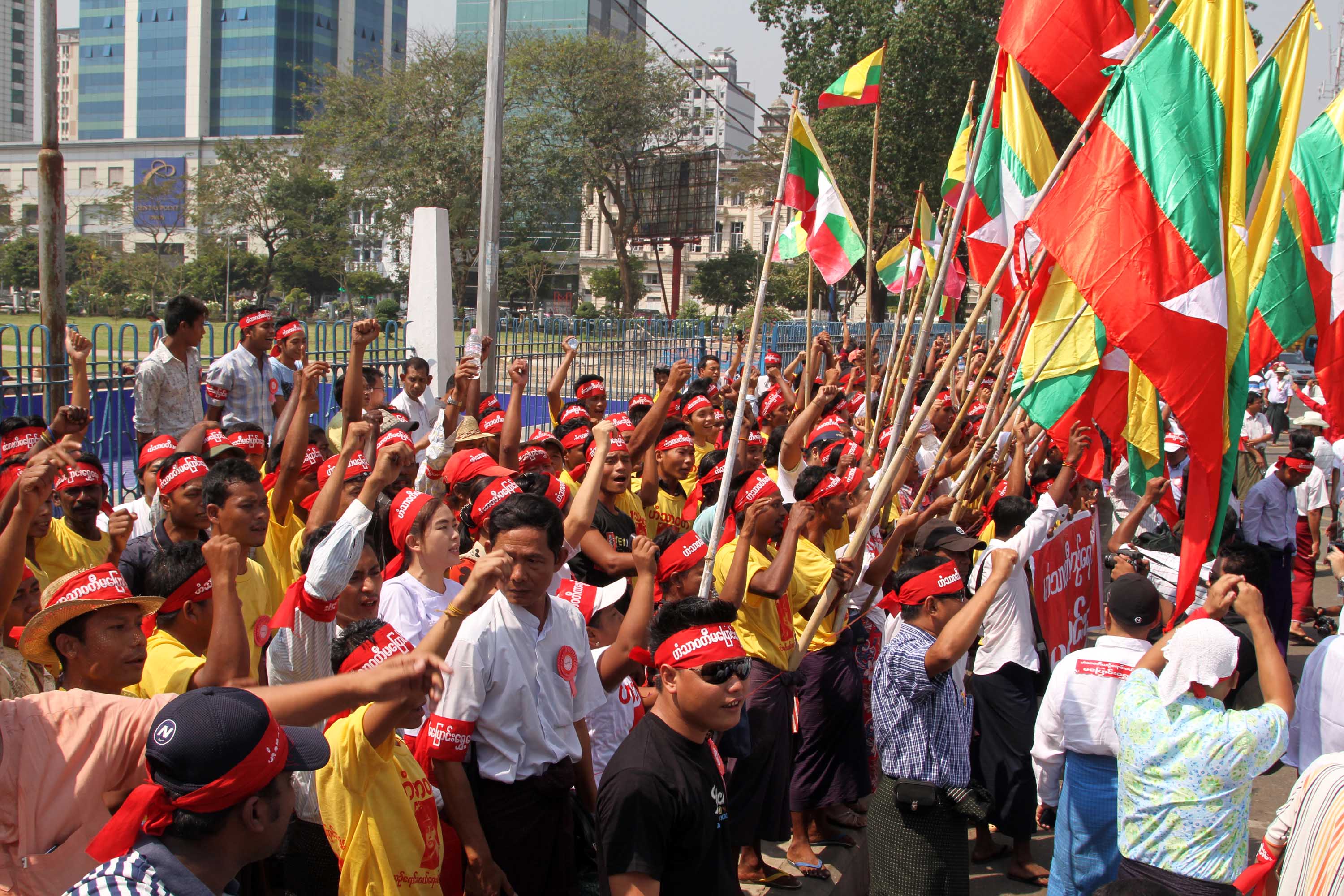 ဟံသာ၀တီယာဥ္ေရာင္း၀ယ္ေရးစခန္း မေျပာင္းေ႐ြွႊ့ရေရး ဆနၵျပ