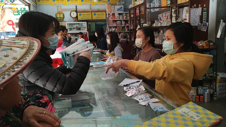 မိုးညှင်းမြို့တွင် နှာခေါင်းစည်းများဝယ်မရဘဲ ပြတ်လပ်နေ 
