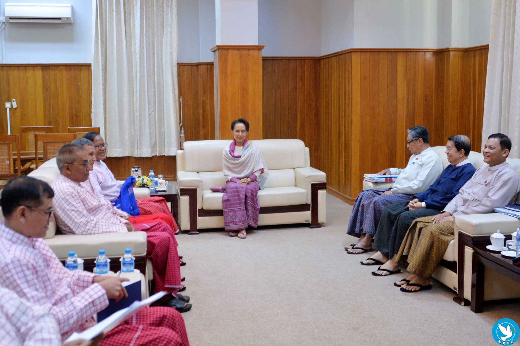 အတိုင်ပင်ခံပုဂ္ဂိုလ် ဒေါ်အောင်ဆန်းစုကြည်နှင့် မွန်ပြည်သစ်ပါတီဥက္ကဋ္ဌ တွေ့ဆုံ