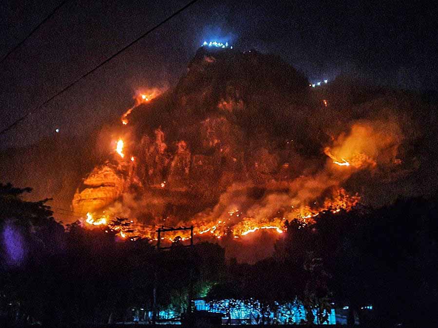 ဇွဲကပင်တောင် အငူတွင် တောမီးလောင်ကျွမ်းနေ (ဓာတ်ပုံ)