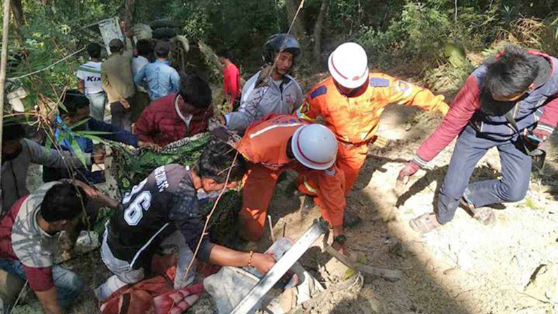 ဟားခါးမြို့နယ်တွင် ယာဉ်တစီး ချောက်ထဲထိုးကျ