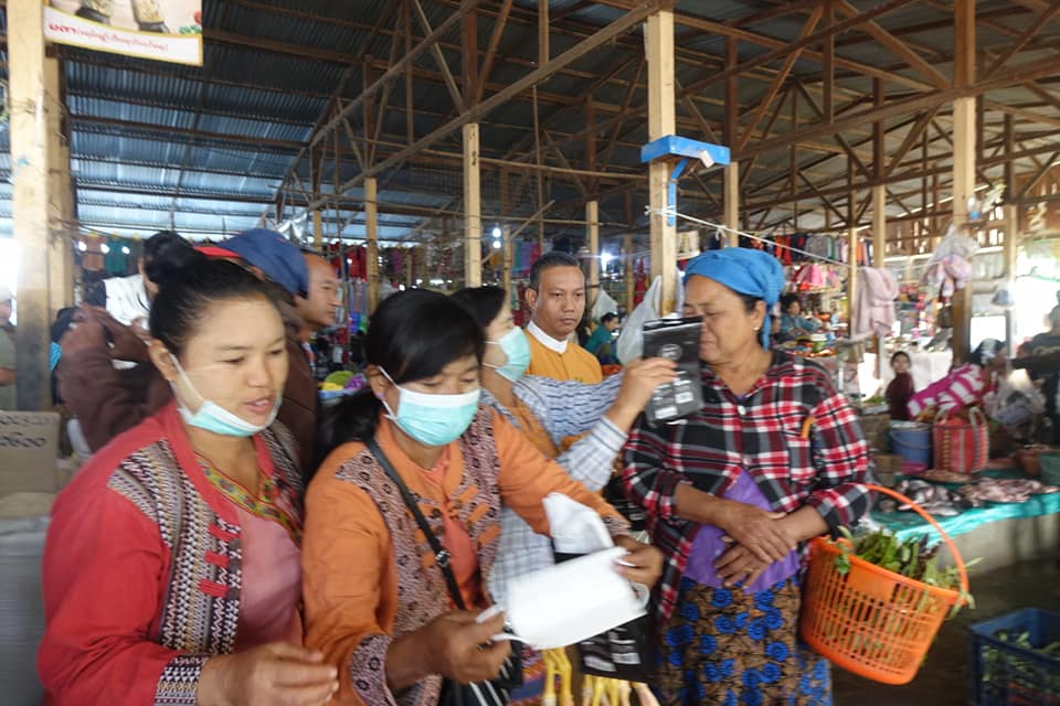 မန္တလေးဈေးများတွင် နှာခေါင်းစည်းများ လိုက်လံဝေငှ