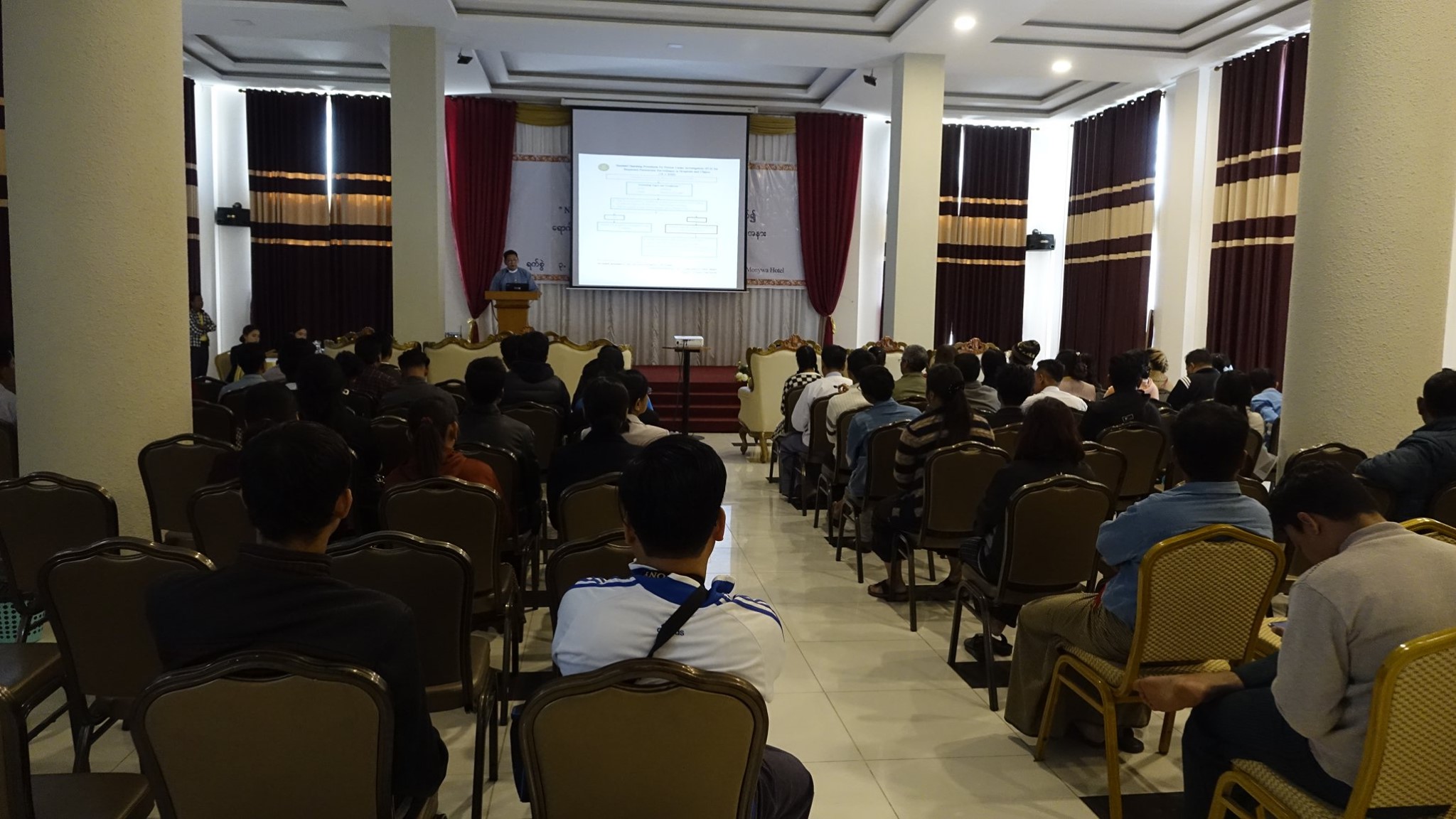 ကိုရိုနာဗိုင်းရပ်စ်အကြောင်း မုံရွာမြို့က ဟိုတယ်လုပ်ငန်းရှင်များကို ပညာပေးဆွေးနွေး