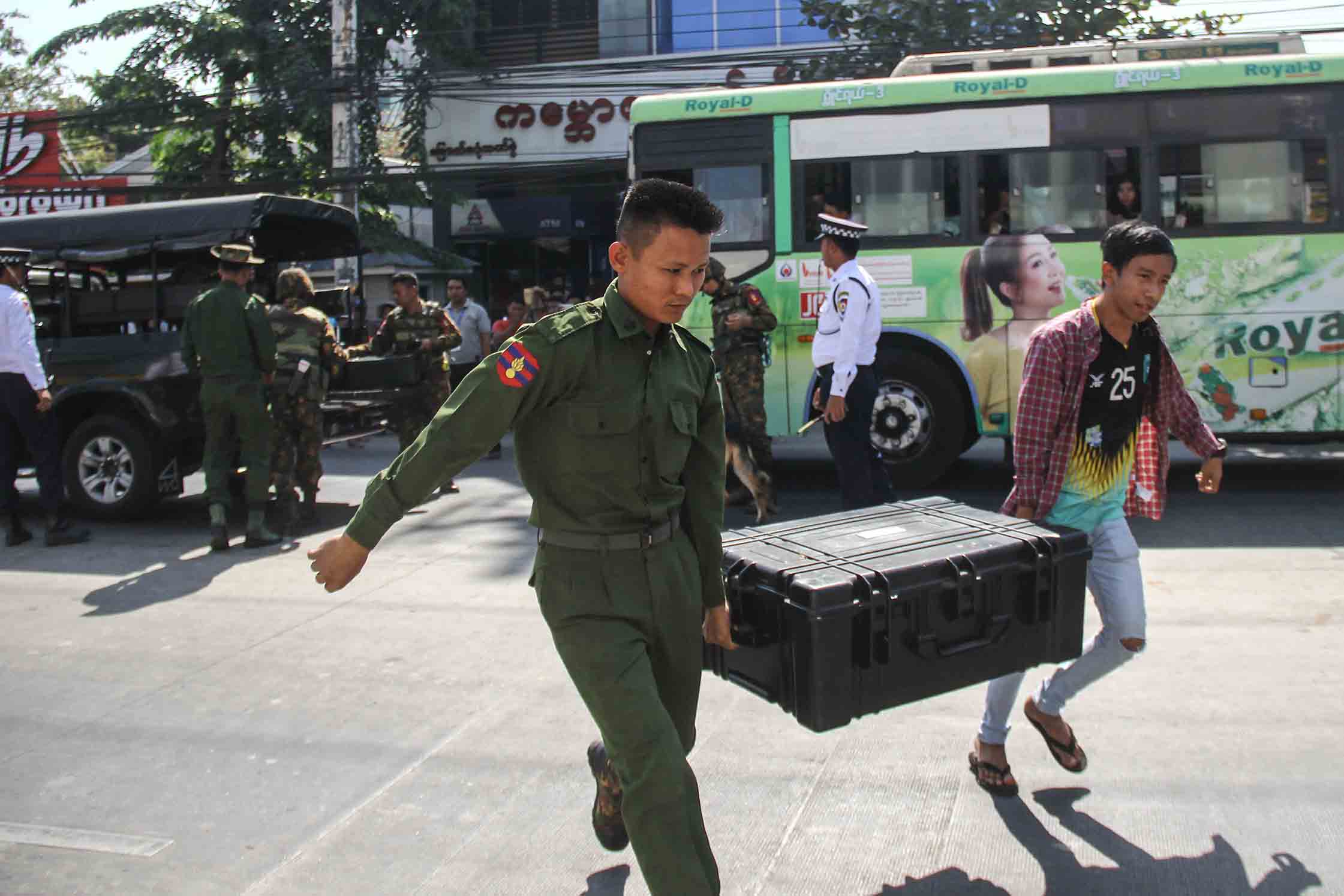 CB ဘဏ်ကို ဓားပြတိုက်ပြီး ဗုံးအတုထောင်သွားသူကို ဖမ်းမိရေး ရဲတပ်ဖွဲ့လိုက်လံစုံစမ်းနေ 