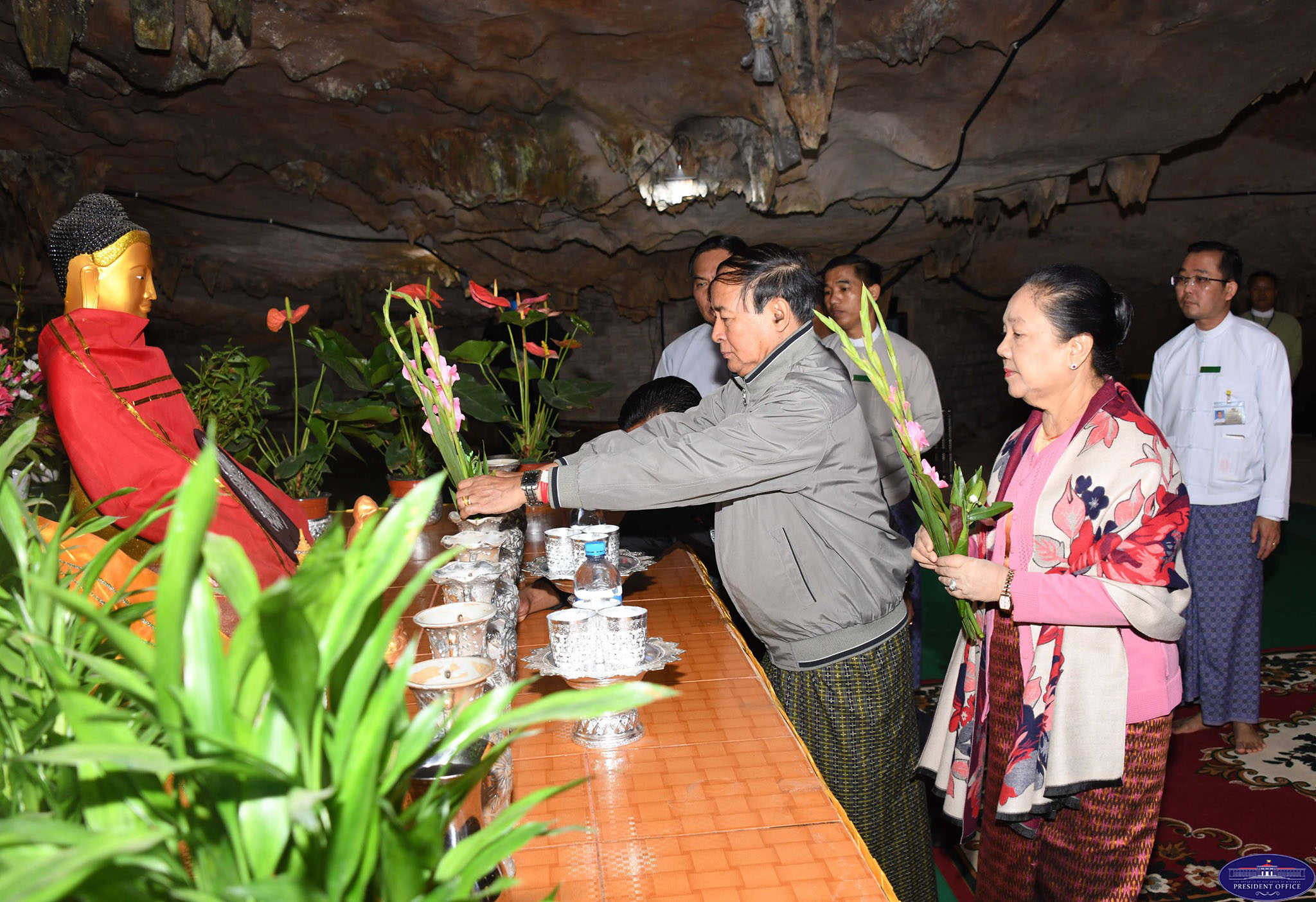 သမ္မတဦးဝင်းမြင့် ထမ်းစမ်းရွှေတိဂုံပုံတူစေတီတော်ကို သွားရောက်ဖူးမြော် (ဓာတ်ပုံ)