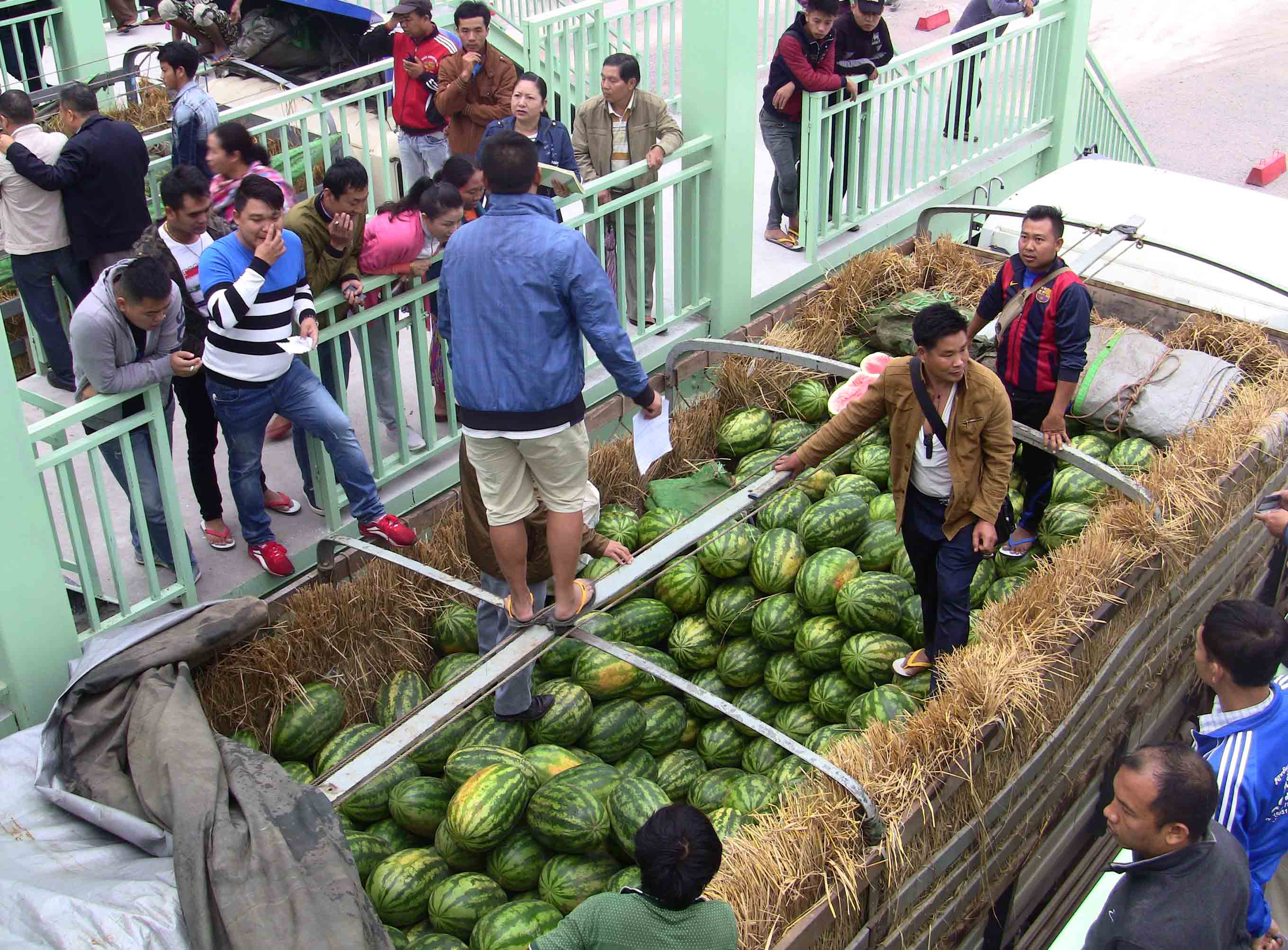 မူဆယ်သစ်သီးဝလံကုန်စည်ဒိုင်သို့ ဝင်လာသည့်ကားများအပေါ် ကုန်စည်ဒိုင်ကြေး ကင်းလွတ်ခွင့်ပြု