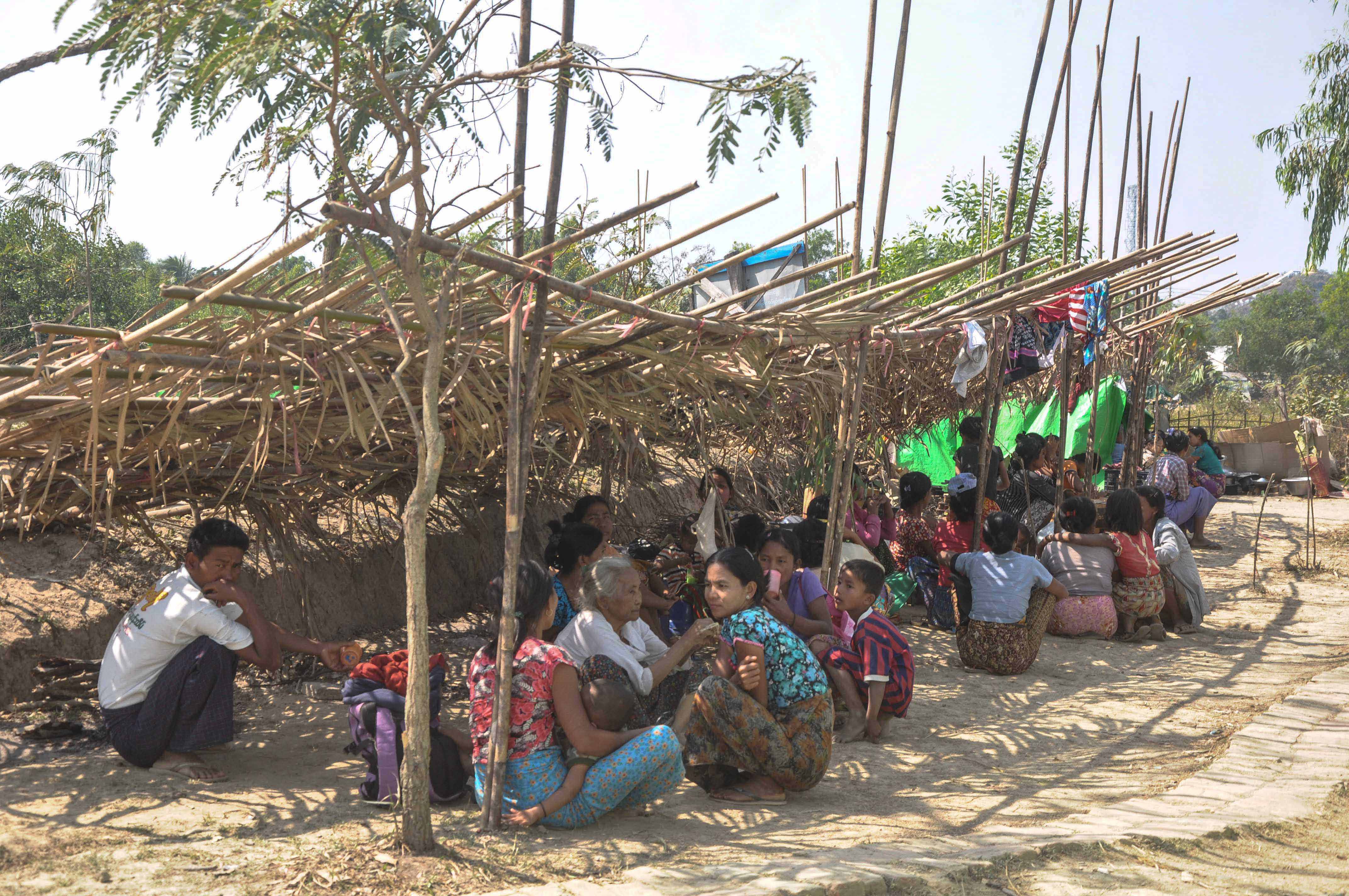 မြေကြီးပေါ် နေထိုင်ကြရသည့် အားကိုးရာမဲ့ ရသေ့တောင်က စစ်ဘေးရှောင်များ (ဓာတ်ပုံ)